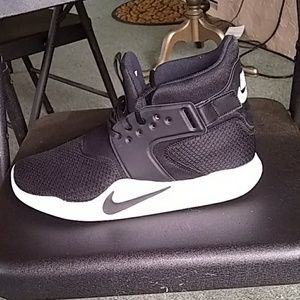 8 1/2 Nike Incursion